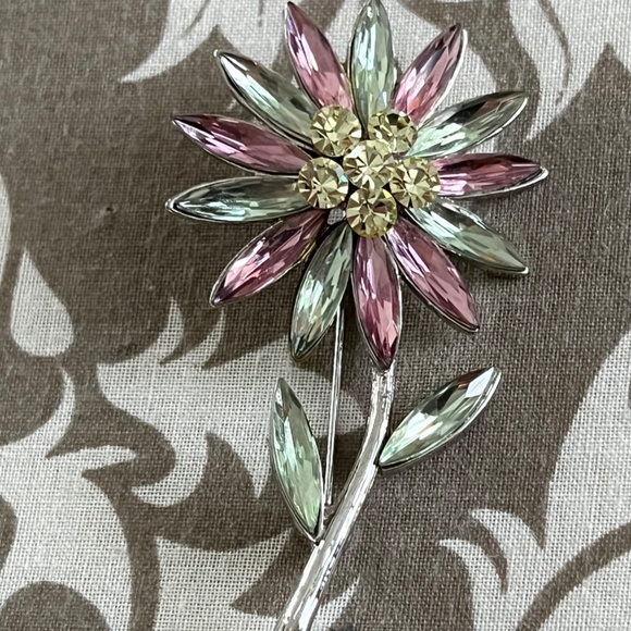 Pretty Flower Brooch - Picture 2 of 4